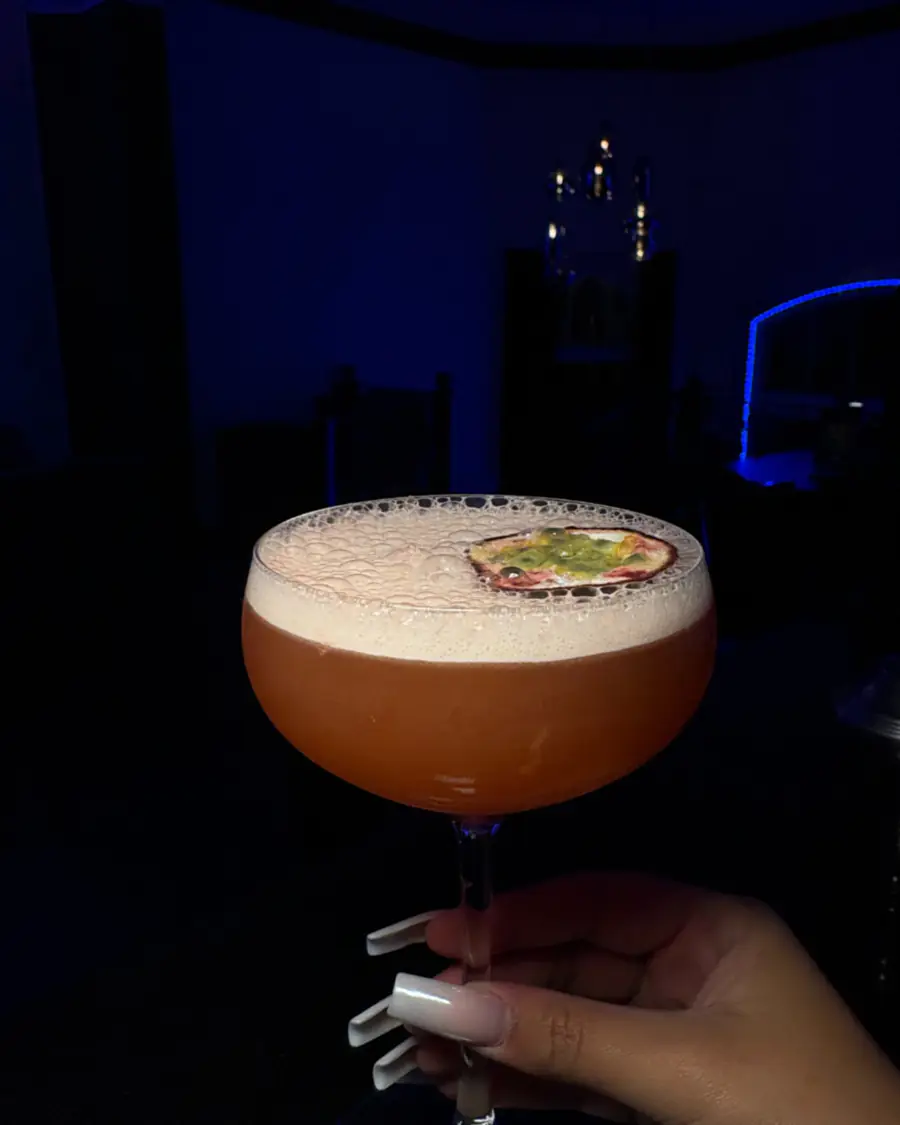 Pornstar Martini im Coupé-Glas vor dunklem Hintergrund
