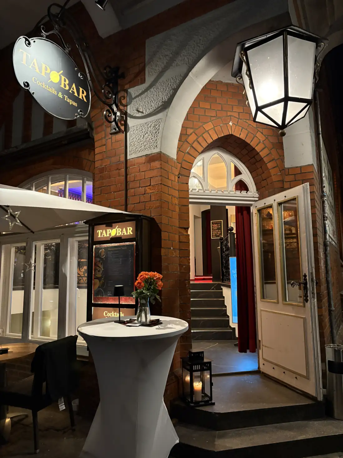 Der Eingang der Tap Bar unter dem beleuchteten Torbogen am Stintmarkt