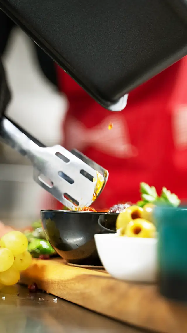 Tapas werden am Tresen angerichtet