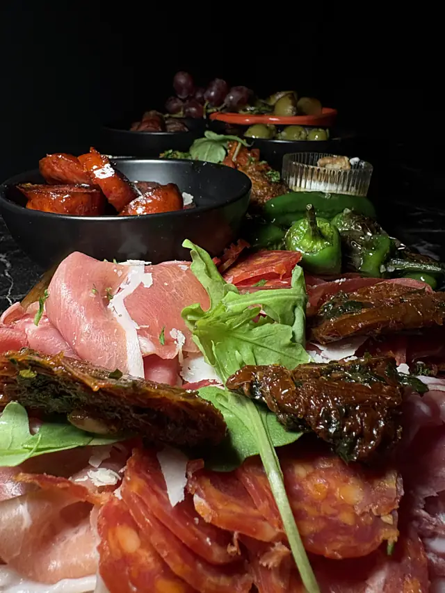 Chorizo, Serranoschinken und getrocknete Tomaten auf dem Brett
