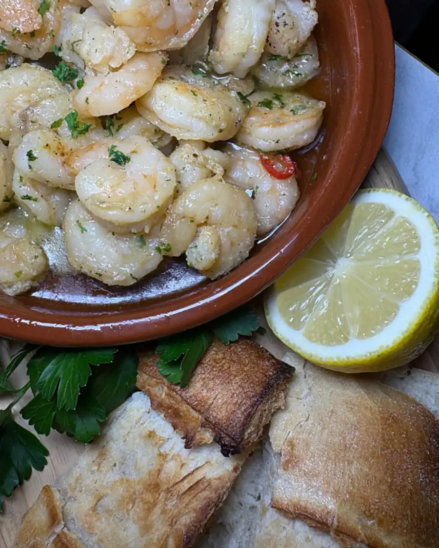 Gambas al Ajillo in Knoblauchöl mit Zitrone und Brot