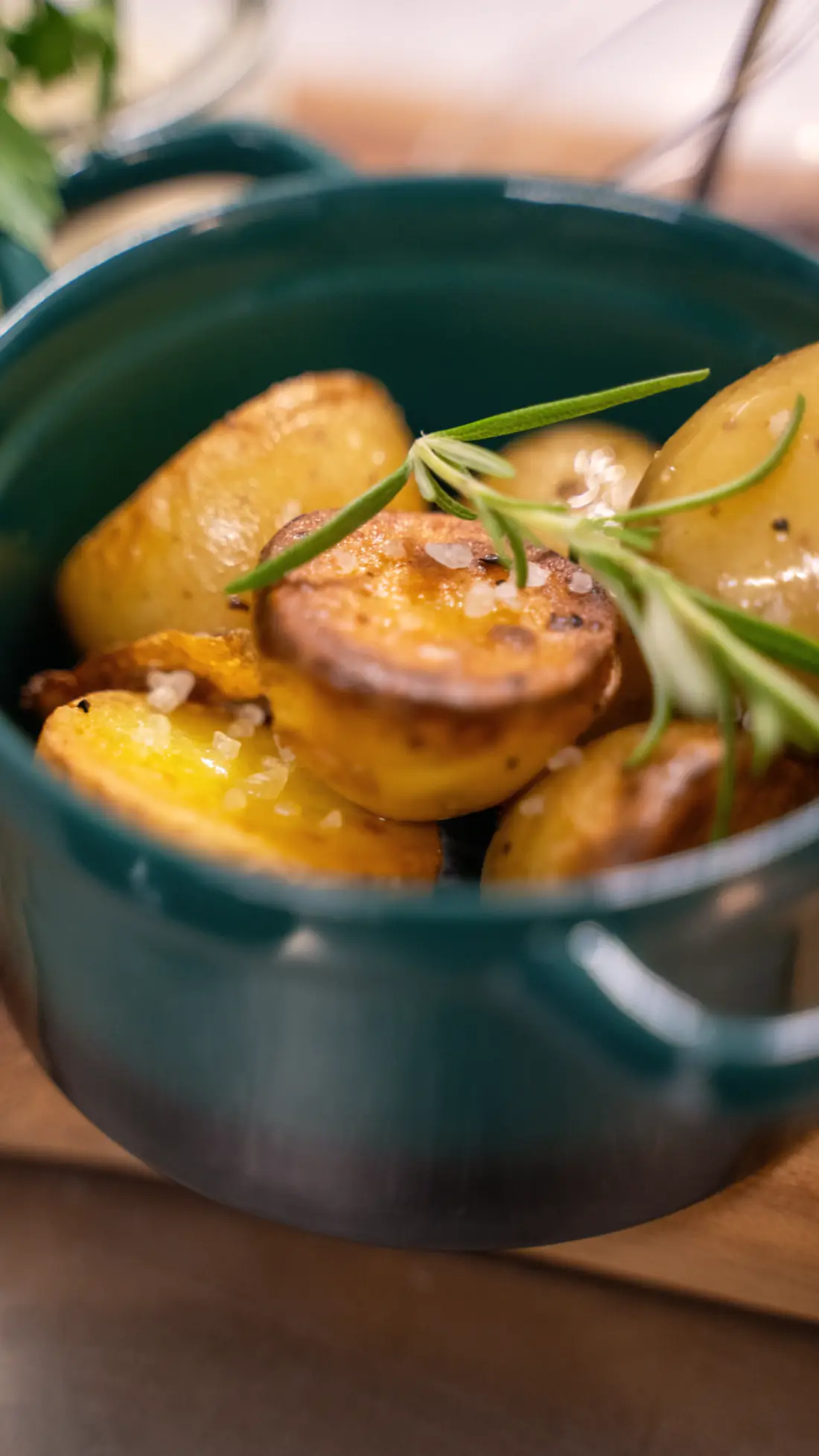 Rosmarinkartoffeln im Gusstopf