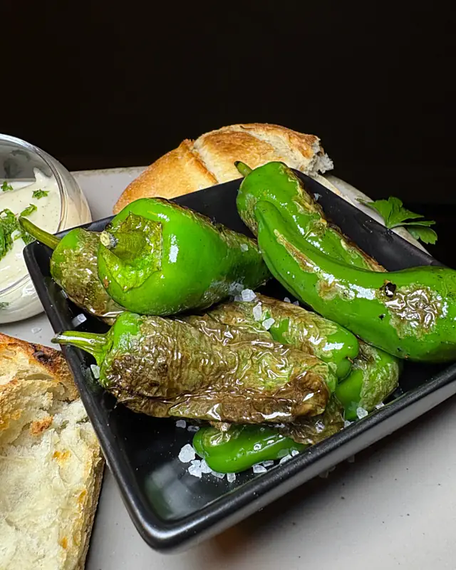 Gegrillte Pimientos mit Meersalz und Brot